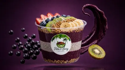 Açaí Bowl mit Granola und frischem Obst