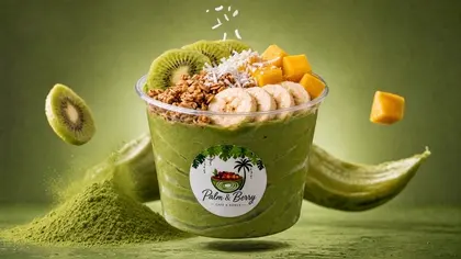 Matcha Bowl mit Kiwi, Banane und Mango