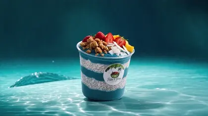 Ocean Dream Spirulina Bowl vor einer Welle