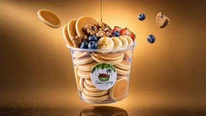 Pancake Bowl mit Mini-Pancakes und Beeren